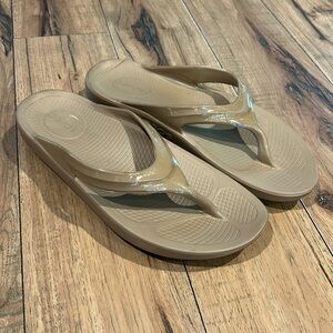 OOFOS women’s Oolala Tan Thong Sandal Size 10